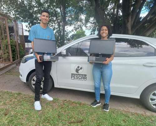 Jovens do Pescar recebem doação de computadores